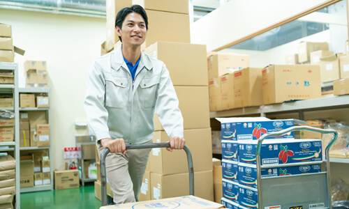遮熱塗料による暑さ対策で倉庫や工場、店舗が涼しくなり、従業員が快適に働いているイメージ