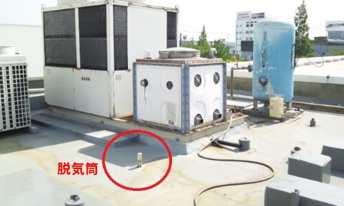 工場や倉庫、店舗などで発生した雨漏りの修繕で屋上に置かれた脱気筒