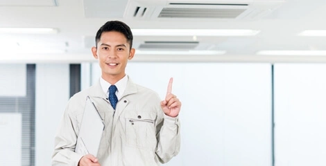 暑さ対策・省エネ対策になる遮熱塗料ミラクールを屋根に塗装した事で、冷房負担が削減され喜ぶ男性従業員