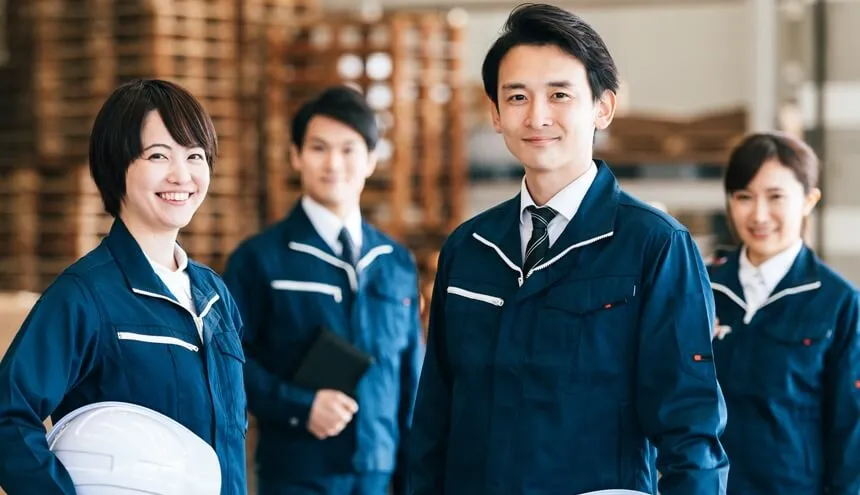 屋根に塗装するだけで暑さ対策・省エネ対策になる遮熱塗料ミラクールによって快適になった工場・倉庫・店舗で笑顔で働く従業員