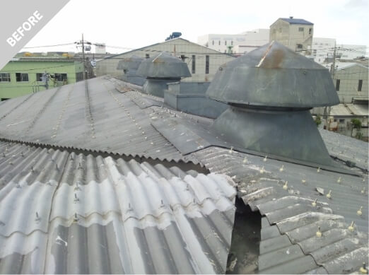 工場・倉庫の劣化したスレート屋根の雨漏りを補修し断熱効果もある防水工事リリーフ工法（カバー工法）を施工する前の老朽化した屋根