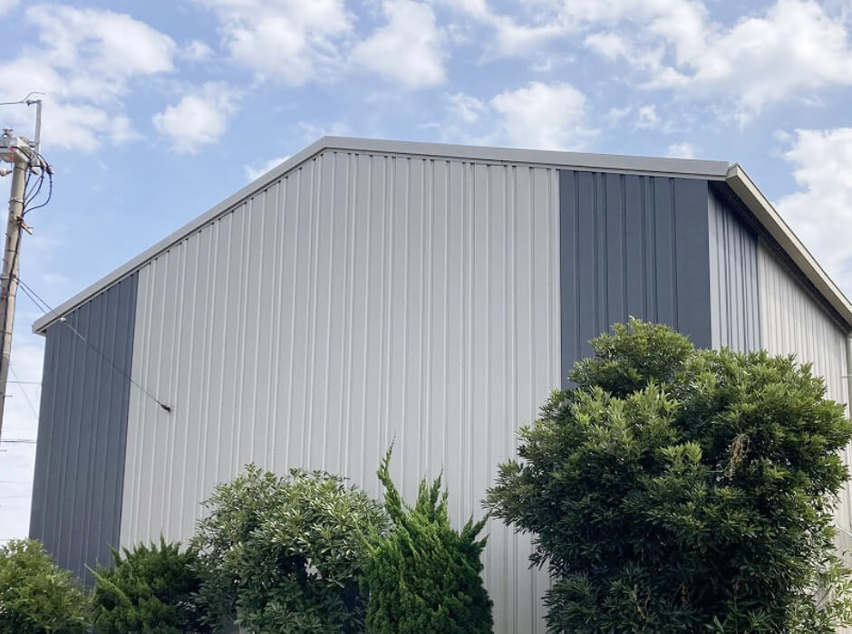 工場・倉庫の劣化したスレート屋根の雨漏りを補修し断熱効果もある防水工事リリーフ工法（カバー工法）の直接工法 外壁新工法施工後の外壁