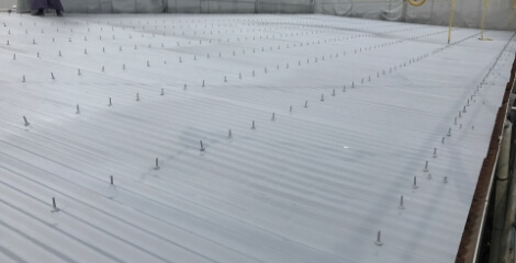 防水工事シームレス工法の塗装で劣化や雨漏りを修理し、震度6強の地震に耐える耐久性を持つ工場・倉庫・店舗の屋上・屋根